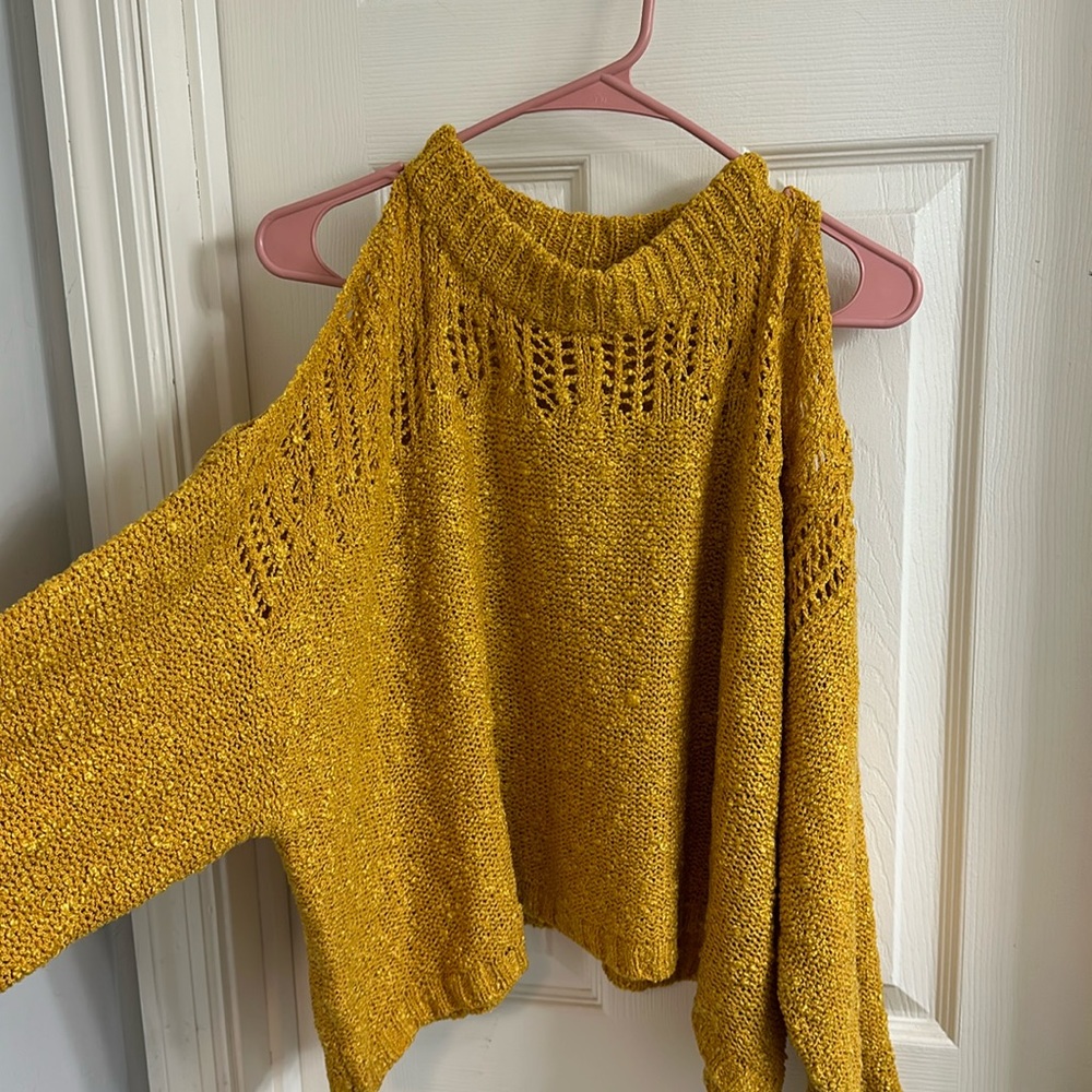 Cold shoulder, Umgee sweater